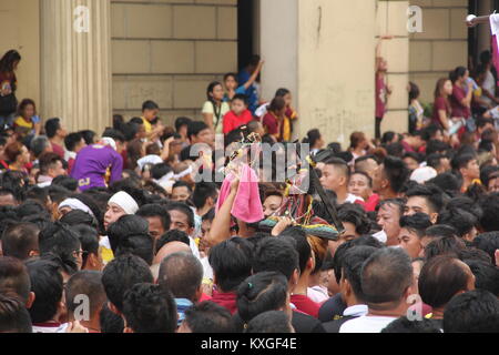 Manila, Philippinen. 9 Jan, 2018. Tausende von Gläubigen mit ihrer schwarzen Nazareners Bilder melden Sie die Prozession. Rund eine Million Anhänger aus verschiedenen Teilen des Landes singen ''Viva SeÃ±oder Nazareno!" Die jährliche Tradition des Schwarzen Nazareners in Manila Straßen zu feiern. Credit: Romeo Mariano/SOPA/ZUMA Draht/Alamy leben Nachrichten Stockfoto