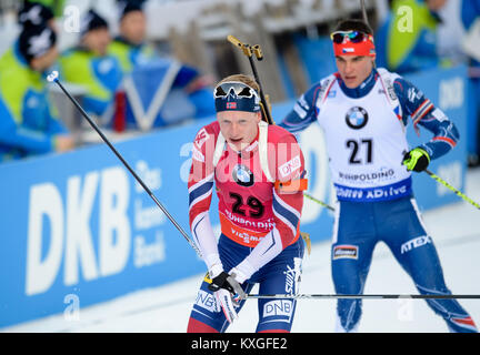 Ruhpolding, Deutschland. 10 Jan, 2018. Dem drittplatzierten Johannes Thingnes Boe (L) Norwegen erreicht die Ziellinie vor Michal Krcmar der Tschechischen Republik während der Männer 20 km Event bei der Biathlon-WM in die Chiemgau Arena in Ruhpolding, Deutschland, 10. Januar 2018. Credit: Matthias Balk/dpa/Alamy leben Nachrichten Stockfoto