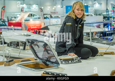 London, Großbritannien. 10 Jan, 2018. Susie Goodall stellt Ihre DHL Starlight, einem neu renovierten Rustler 36, vor ihrer Teilnahme an der historischen 2018 Golden Globe Race - der London Boat Show 2018 Öffnet im Excel Center in den Docklands. Credit: Guy Bell/Alamy leben Nachrichten Stockfoto