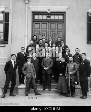 Ein unvollständiger oder beschädigter Titel verhindert die genaue Identifizierung des Studienteilnehmers. Für eine ordnungsgemäße Katalogisierung sind zusätzliche Kontexte oder Informationen erforderlich. Stockfoto