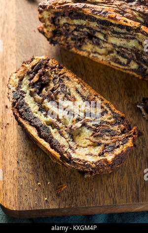 Süße hausgemachte Schokolade Babka Brot fertig zu Essen Stockfoto