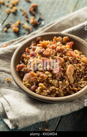 Organische zerbröselten Speck Stücke in eine Schüssel geben. Stockfoto