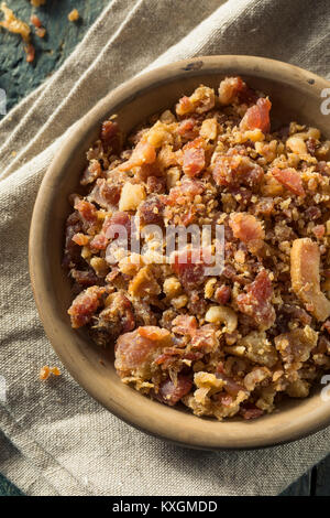 Organische zerbröselten Speck Stücke in eine Schüssel geben. Stockfoto