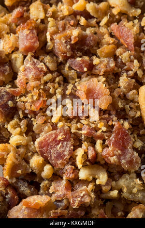 Organische zerbröselten Speck Stücke in eine Schüssel geben. Stockfoto