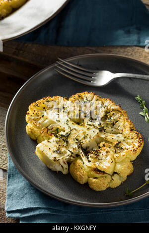 Gesunde hausgemachte Blumenkohl Steak mit Butter und Kräuter Stockfoto