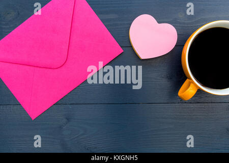 Liebesbrief in rosa Umschlag mit Liebe Herz Form und Kaffee Tasse Overhead Stockfoto
