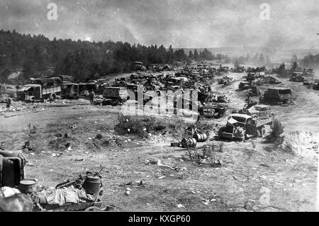 Eine Fotografie aus dem Jahr 1944, die verlassene deutsche Militärfahrzeuge in Weißrussland zeigt und die Folgen des Zweiten Weltkriegs und den Rückzug der Achsenmächte an der Ostfront dokumentiert. Stockfoto