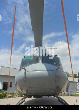 Der ab 212 ist ein zweimotoriger mittelgroßer Hubschrauber, der weltweit sowohl für militärische als auch für zivile Zwecke eingesetzt wird. Es wird für seine Zuverlässigkeit und Vielseitigkeit bei Einsätzen wie Transport, Aufklärung, Such- und Rettungseinsätzen und Versorgungsbetrieben geschätzt. Stockfoto