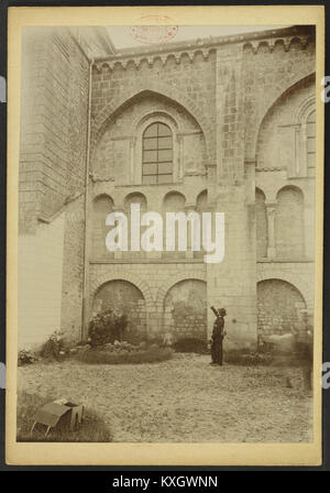 Die Platte von J-A Brutails, die die Abbaye Saint‑Junien de Nouaillé‑Maupertuis (Nouaillé-Maupertuis, Vienne, Frankreich) zeigt, stammt aus dem Jahr 1740 und zeigt den Klosterkomplex, die Kirche und die umliegenden Gebäude der Benediktinerabtei, wie sie im 18. Jahrhundert standen, was ihre lange religiöse Rolle und historische Architektur widerspiegelt. Stockfoto