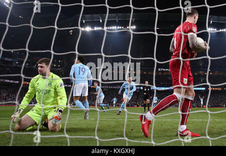 Bristol City Torwart Frank Fielding (links) und Aden Flint (rechts) reagieren, nach Manchester City Kevin De Bruyne (Mitte links) Kerben erste Ziel seiner Seite des Spiels während der carabao Cup Halbfinale, Hinspiel Gleiches an Etihad Stadium, Manchester. Stockfoto