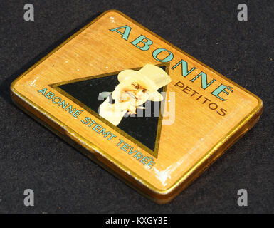 Dieses Bild zeigt eine *Abonné* Zigarrendose, ein Sammlerstück aus dem frühen 20. Jahrhundert. Die Dose mit ihrem Vintage-Design wurde für das Verpacken von Zigarren verwendet und repräsentiert ein Stück Tabakgeschichte. Stockfoto