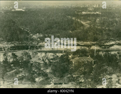 Blick aus der Vogelperspektive auf Hermann Park, Harris Gulley und Brays Bayou in Houston, Texas, mit Parklandschaft, Wasserstraßen und städtischer Umgebung. Stockfoto