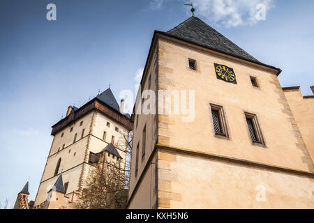 Burg Karlstein Türme unter blauem Himmel. große gotische Burg gegründet 1348 CE von Charles IV, Heiliger römischer Kaiser Elect und König von Böhmen. Das Hotel liegt in Ka Stockfoto