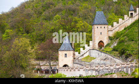 Mauern und Türme der Burg Karlstejn. große gotische Burg, gegründet 1348 CE von Karl IV., Kaiser des Heiligen Römischen Reiches - Wählen und König von Böhmen. In Karl entfernt Stockfoto