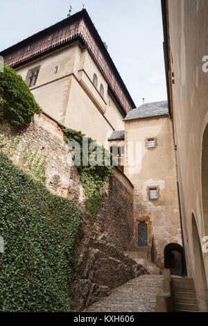 Eingang zur Burg Karlstejn. Gotische Burg, gegründet 1348 CE von Karl IV., Kaiser des Heiligen Römischen Reiches - Wählen und König von Böhmen. In Karlstejn entfernt, Tschechische Stockfoto