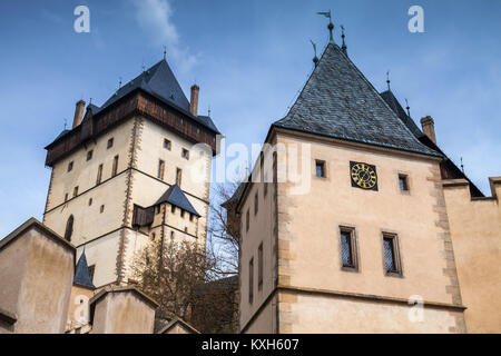 Burg Karlstein Türme unter blauem Himmel. Gotische Burg, gegründet 1348 CE von Karl IV., Kaiser des Heiligen Römischen Reiches - Wählen und König von Böhmen. In Karlstej entfernt Stockfoto