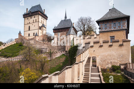 Karlstejn, gotische Burg, gegründet 1348 CE von Karl IV., Kaiser des Heiligen Römischen Reiches - Wählen und König von Böhmen. In Karlstejn Dorf, Tschechische Republik Stockfoto