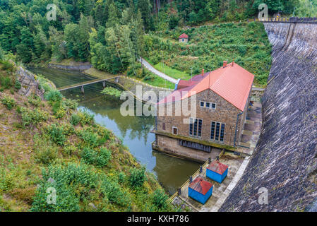 Wasserkraftwerk von Zlotniki Damm am Fluss Kwisa in der Woiwodschaft Niederschlesien in Polen Stockfoto