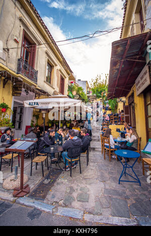 Straße der Anafiotika in der Altstadt von Athen, Griechenland. Stadtteil Anafiotika ist von den Arbeitern gebaut von der Insel Anafi. Beliebte Touristenattraktion. Stockfoto