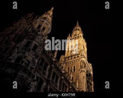 München New City Hall (Neues Rathaus), die während einer Snown winter Nacht genommen. Neues Rathaus ist ein Rathaus im nördlichen Teil der Marienplatz in München, Ba Stockfoto