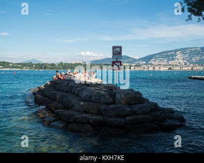 Die Menschen in der Sonne in den Genfer See Stockfoto