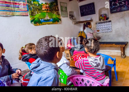 FEZ, Marokko - Dezember 10: Schule Mädchen steht vor der Klasse und zeigen auf arabischen Buchstaben Alphabet in der lokalen Schule in Fez. Dezember 2016 Stockfoto