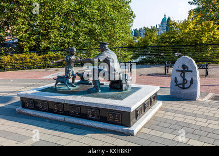 Die Heimkehr" von Nathan Scott eine Figur aus Bronze Skulptur zum Gedenken an den 100. Jahrestag der Kanadischen Marine in Victoria, Vancouver Island CN Stockfoto