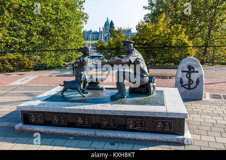 Die Heimkehr" von Nathan Scott eine Figur aus Bronze Skulptur zum Gedenken an den 100. Jahrestag der Kanadischen Marine in Victoria, Vancouver Island CN Stockfoto