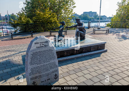 Die Heimkehr" von Nathan Scott eine Figur aus Bronze Skulptur zum Gedenken an den 100. Jahrestag der Kanadischen Marine in Victoria, Vancouver Island CN Stockfoto