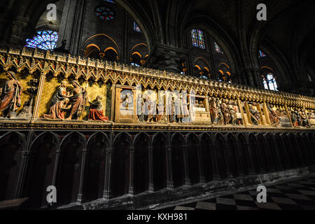 Die dunkle, gotische Innenraum der Kathedrale Notre Dame in Paris Frankreich zeigen einen Teil der Rosette Stockfoto