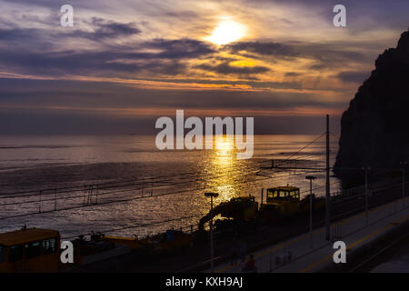 Den Sonnenuntergang und das Meer an der Küste von Monterosso Al Mare in Cinque Terre Italien vom Bahnhof genommen Stockfoto