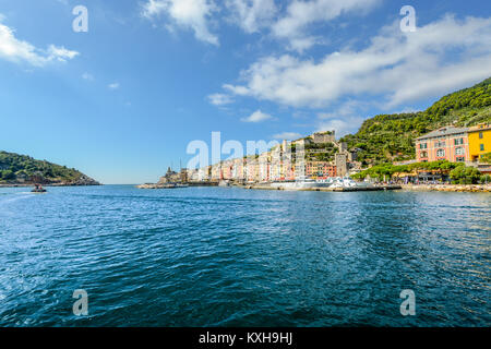 Das bunte Dorf an der Küste, den Jachthafen und den Hafen von Portovenere, Italien, Teil der Golf der Poeten in La Spezia Stockfoto