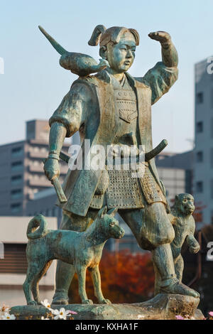 OKAYAMA, Japan - 17. NOVEMBER: Momotaro in Okayama, Japan am 17. November 2013. An der ersten Ausfahrt von Okayama Station, die Figuren aus "Die Ur entfernt Stockfoto