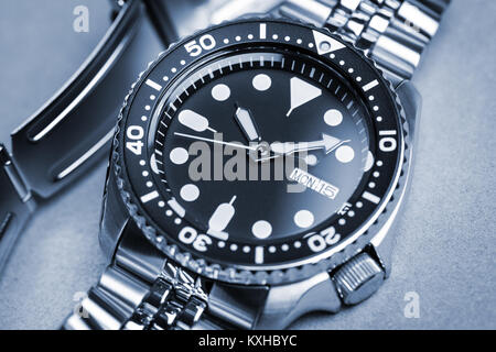 Closeup Männer Taucheruhr mit Edelstahlarmband Stockfoto