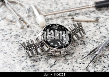 Closeup Männer Taucheruhr mit Edelstahlarmband Stockfoto