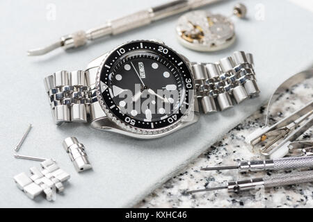 Closeup Männer Taucheruhr mit Edelstahlarmband Stockfoto