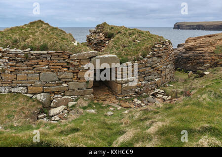 Broch von Yesnaby Borwick, Festland, Orkney, Schottland, Großbritannien auf einem hohen promonotory mit Blick auf den Atlantik, ist über 2500 Jahre alt, Eisenzeit. Stockfoto