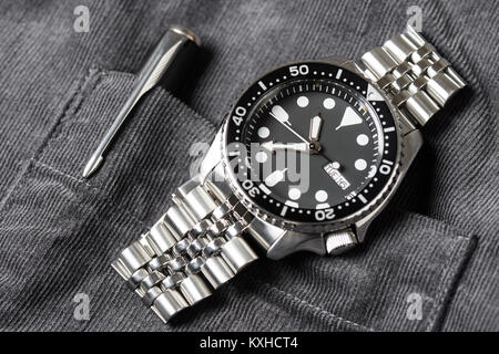 Closeup Männer Taucheruhr mit Edelstahlarmband Stockfoto