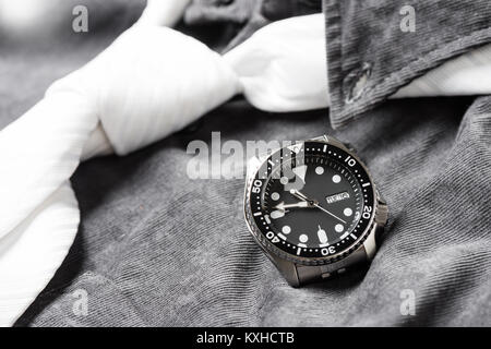 Closeup Männer Taucheruhr mit Edelstahlarmband Stockfoto