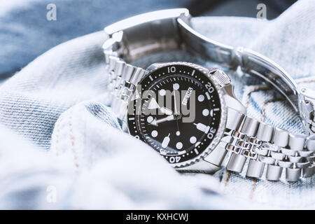 Closeup Männer Taucheruhr mit Edelstahlarmband Stockfoto
