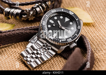 Closeup Männer Taucheruhr mit Edelstahlarmband Stockfoto