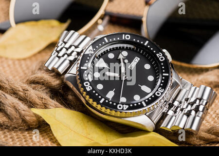 Closeup Männer Taucheruhr mit Edelstahlarmband Stockfoto