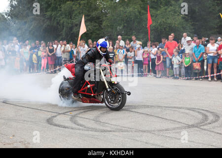 Verkhovazhye, Vologda Region, Russland - 10. August 2013: Rauch aus dem Rad der Motorrad Alexei Kalinin Motorrad zeigen im Dorf Verkhovaz Stockfoto