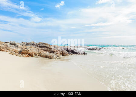 Strand, Stein, tropischen Meer mit blauem Himmel Wolke. Stockfoto