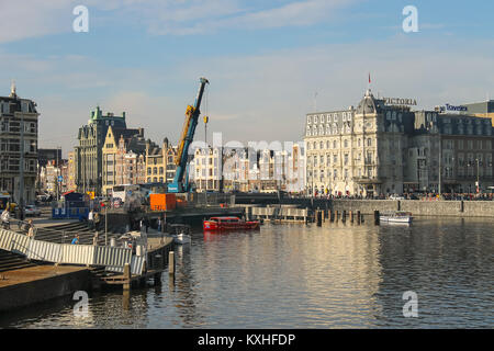 Amsterdam, Niederlande - Oktober 03, 2015: Touristische Boote auf dem Kanal von Amsterdam Stockfoto