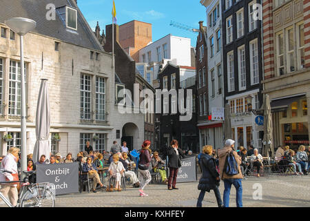 Amsterdam, Niederlande - Oktober 03, 2015: Touristen zu Fuß in der Altstadt Stockfoto