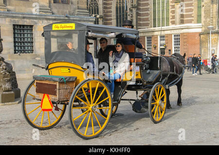 Amsterdam, Niederlande - Oktober 03, 2015: Schlitten mit Touristen am Dam Platz im historischen Stadtzentrum Stockfoto