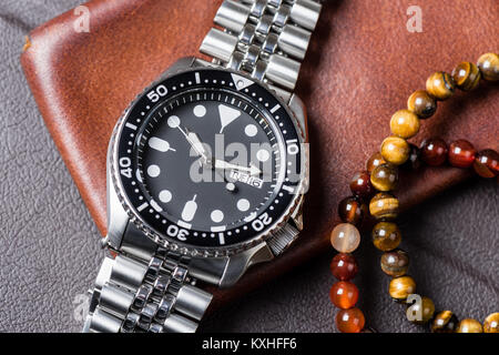 Closeup Männer Taucheruhr mit Edelstahlarmband Stockfoto