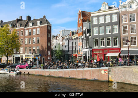 Amsterdam, Niederlande - Oktober 03, 2015: Touristen zu Fuß in der Altstadt Stockfoto