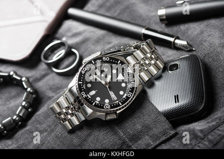 Closeup Männer Taucheruhr mit Edelstahlarmband Stockfoto